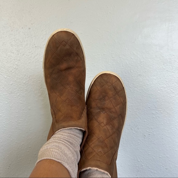 UGG Chelsea Boots - Picture 2 of 8